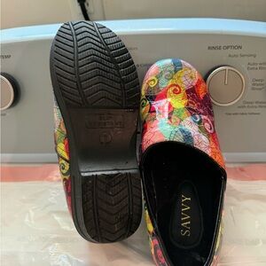 New savvy nursing clogs slip in size 7 multicolor